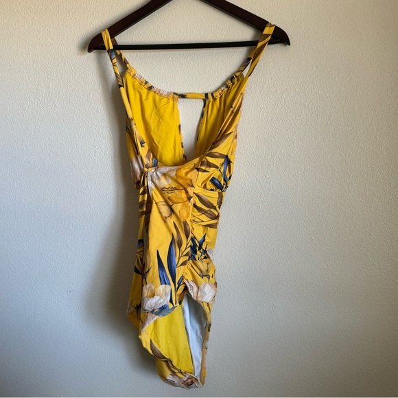 LA BLANCA Belle High Neck Mio One-Piece Swimsuit (14) - Picture 6 of 7